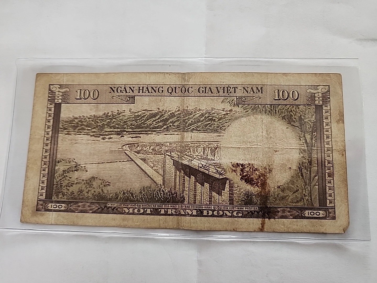 100 Vietnam Dong Banknote Collectible Currency 1965 Series # 008941
