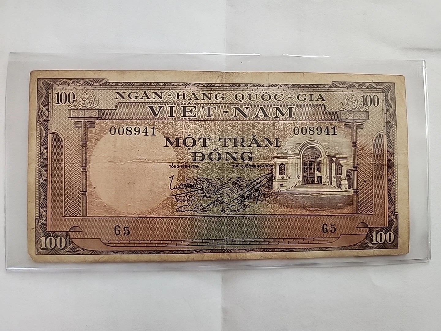 100 Vietnam Dong Banknote Collectible Currency 1965 Series # 008941