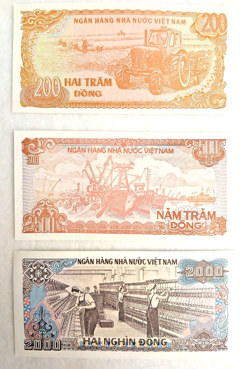lot of three 1987 1988 Vietnam crisp bank notes 200 500 2000 Ho Chi Minh