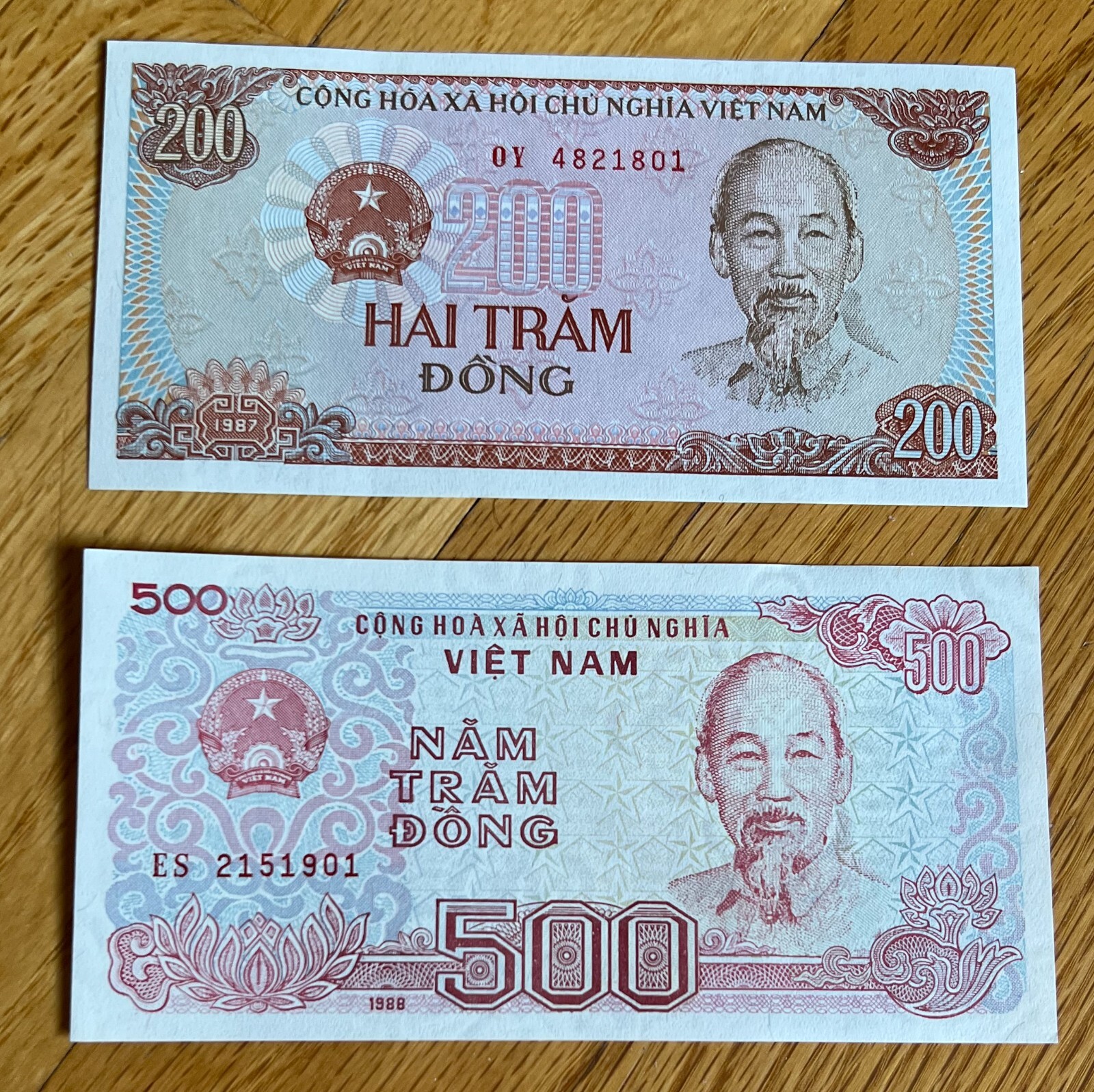2 crisp uncirculated Vietnam notes 200 and 500 dong