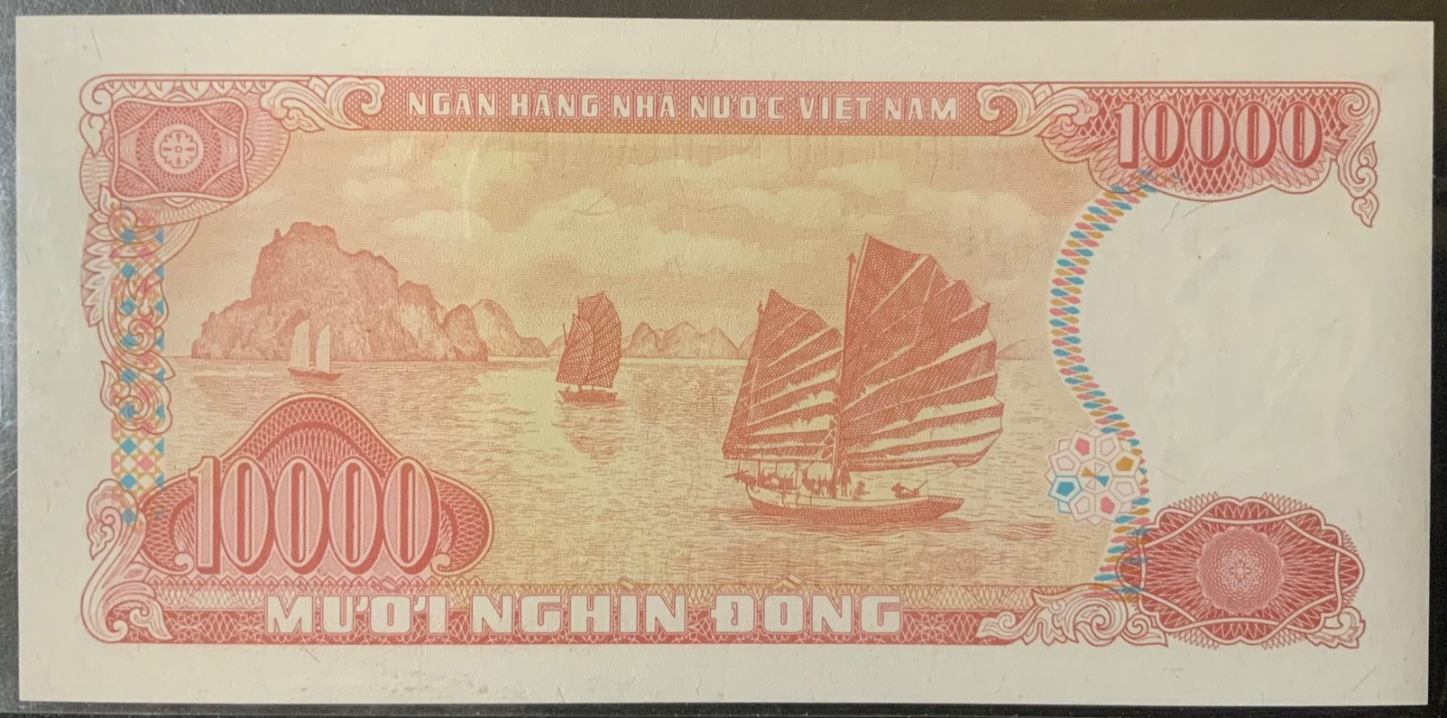 1993 VIETNAM PAPER MONEY – 10,000 DONG UNCIRCULATED BANKNOTE!