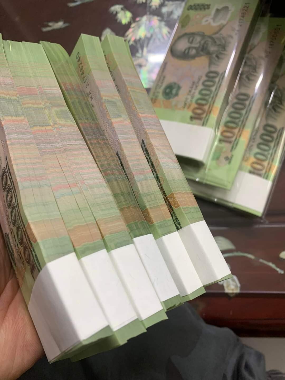 100,000 DONG VIETNAM X Banknotes Vietnamese Money P-122 UNC – Ship from Vietnam