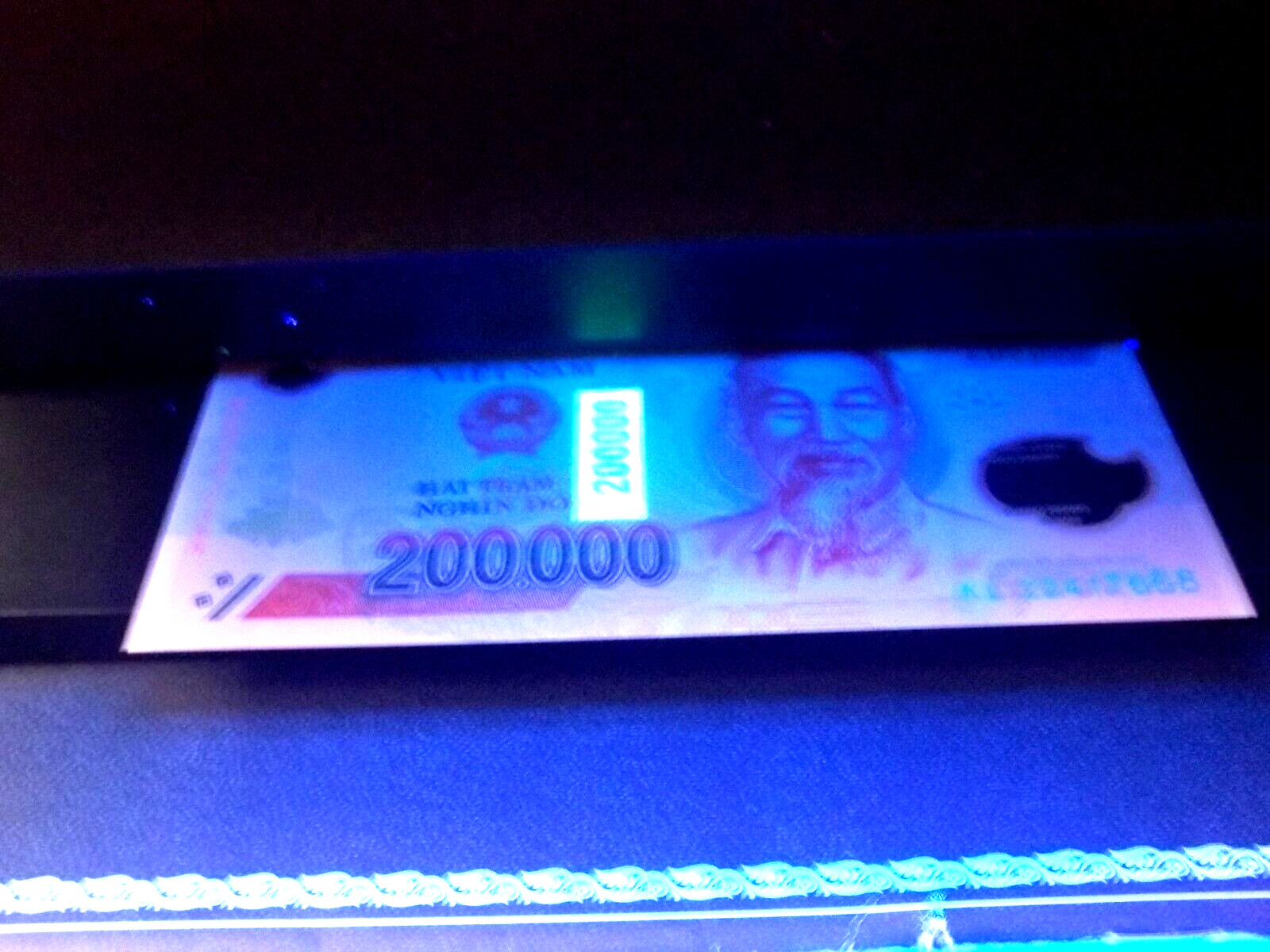 200,000 VIETNAM DONG UNCIRCULATED BANKNOTE, 2013 -2022 POLYMER BILL,
