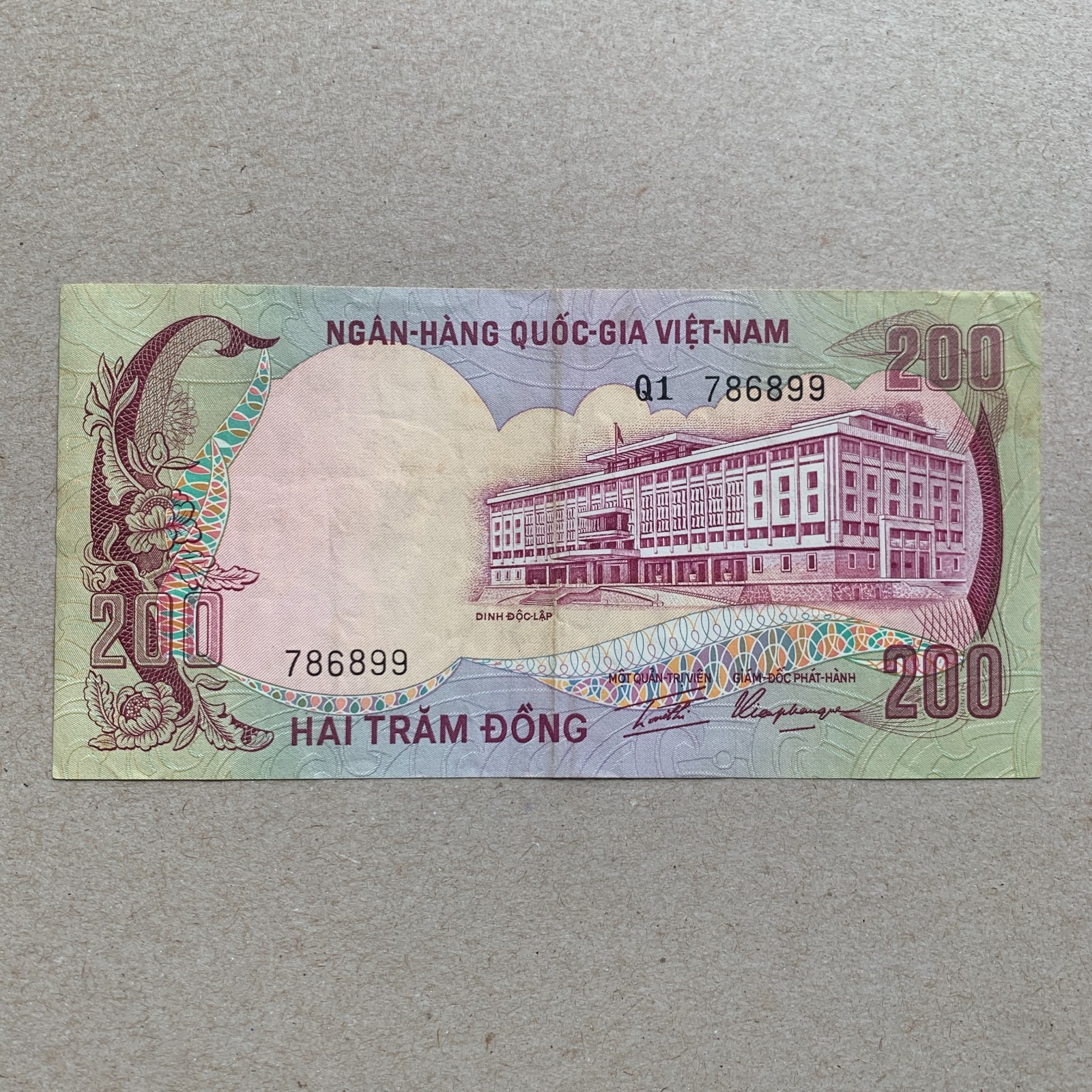 Antelopes – Vietnam South, 200 Dong Banknote ND (1972) Vietnamese Currency