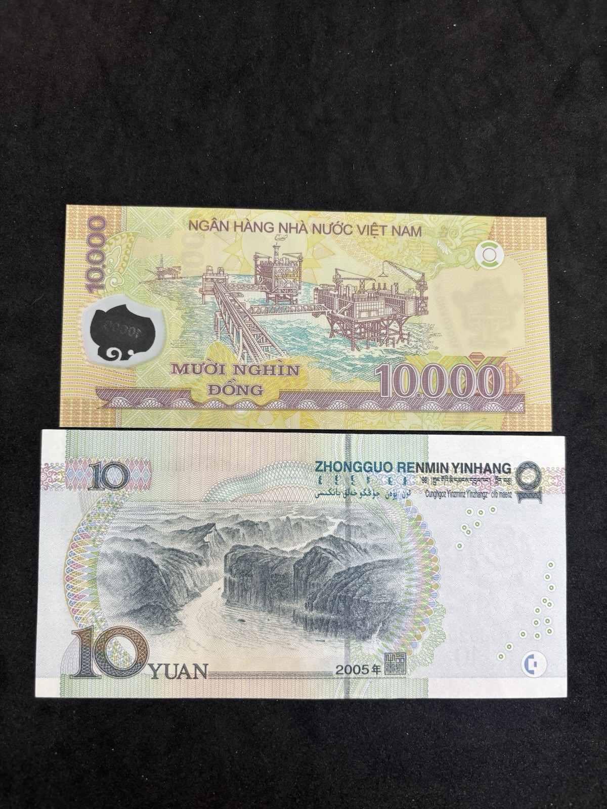 10,000 Vietnamese Dong Polymer + 10 Chinese Yuan Banknote UNC (1 Pc)