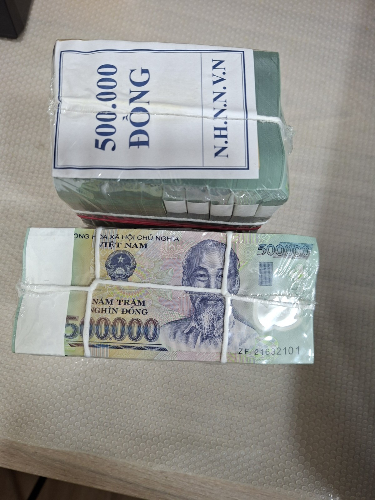 UNC 1,000,000 Vietnamese Dong 2 X 500K VND Polymer Notes + 1 Mill Bolivar FREE !