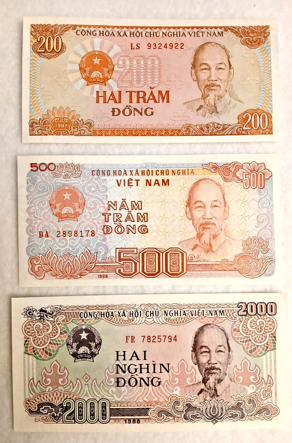 lot of three 1987 1988 Vietnam crisp bank notes 200 500 2000 Ho Chi Minh