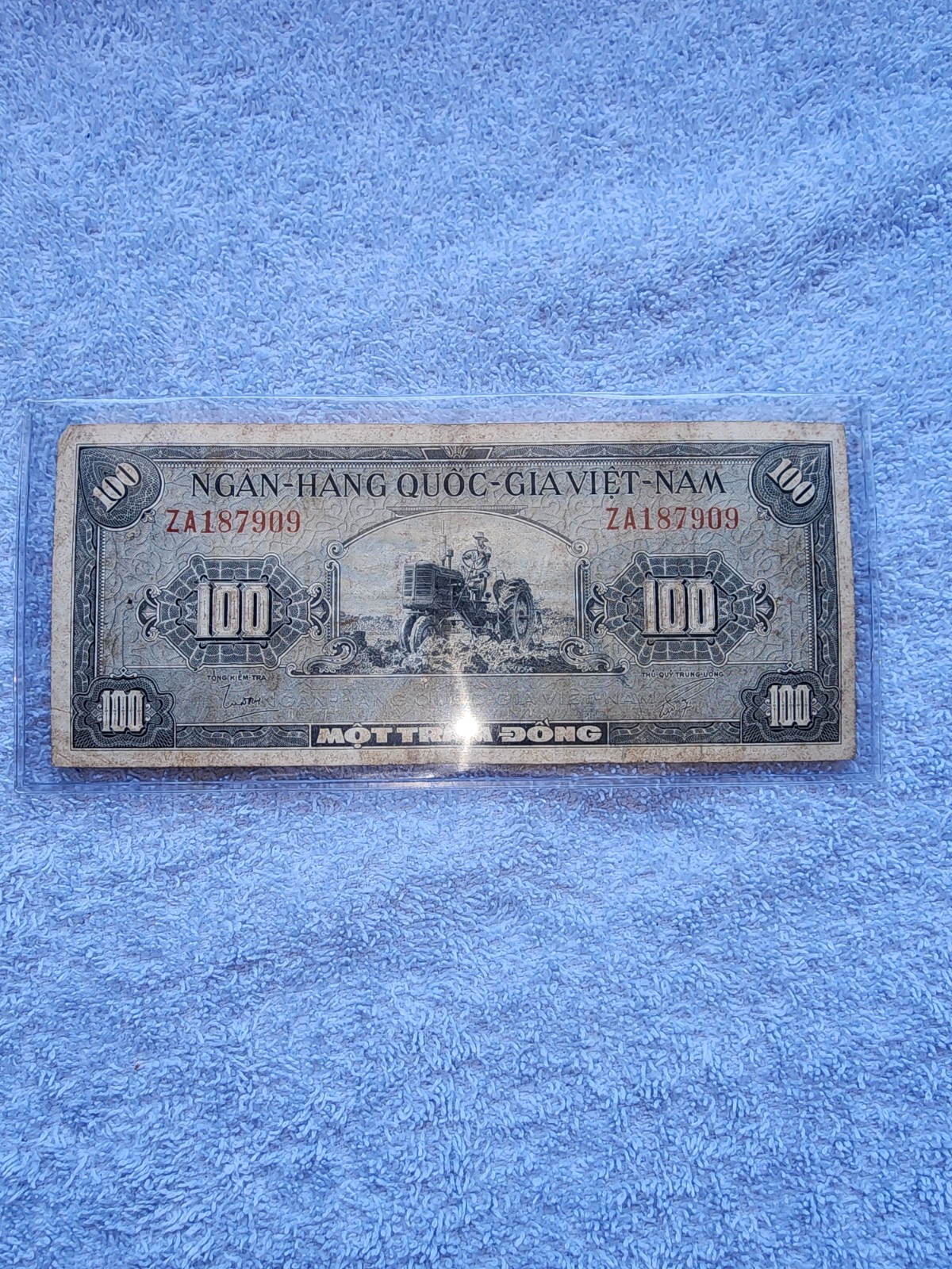 Vietnam 100 Dong Banknote Vintage Collectible Serie# AZ 187909