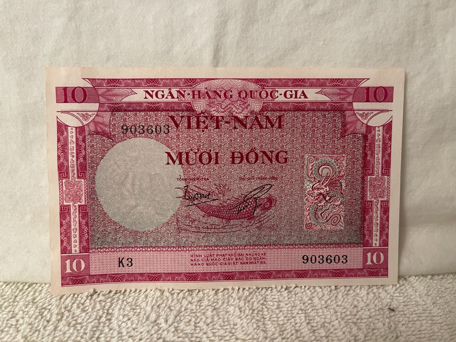 10 PIASTRES UNCIRCULATED DATED 15.11.1955 EDITION BANK NOTE FROM SOUTH VIETNAM