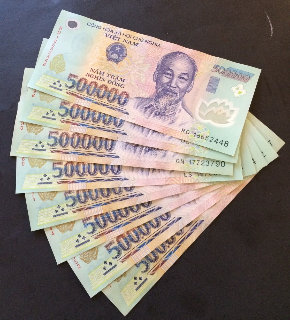 4 Million Vietnamese Dong 8 x 500,000 VND Banknotes Polymer (CIR)= P-124