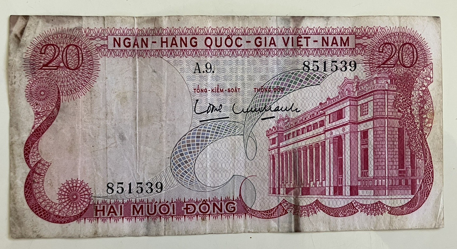 Vietnam NGAN-HANG QUOC-GIA VIET-NAM 20 Banknote P-24 Currency 1969 Bank Building