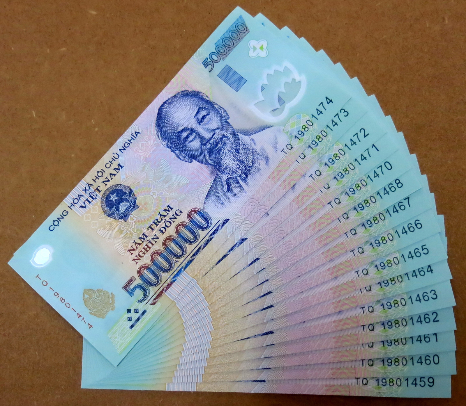 Vietnam lot of 5 notes x 500,000 Dong UNC condition. Brand new & 100% authentic