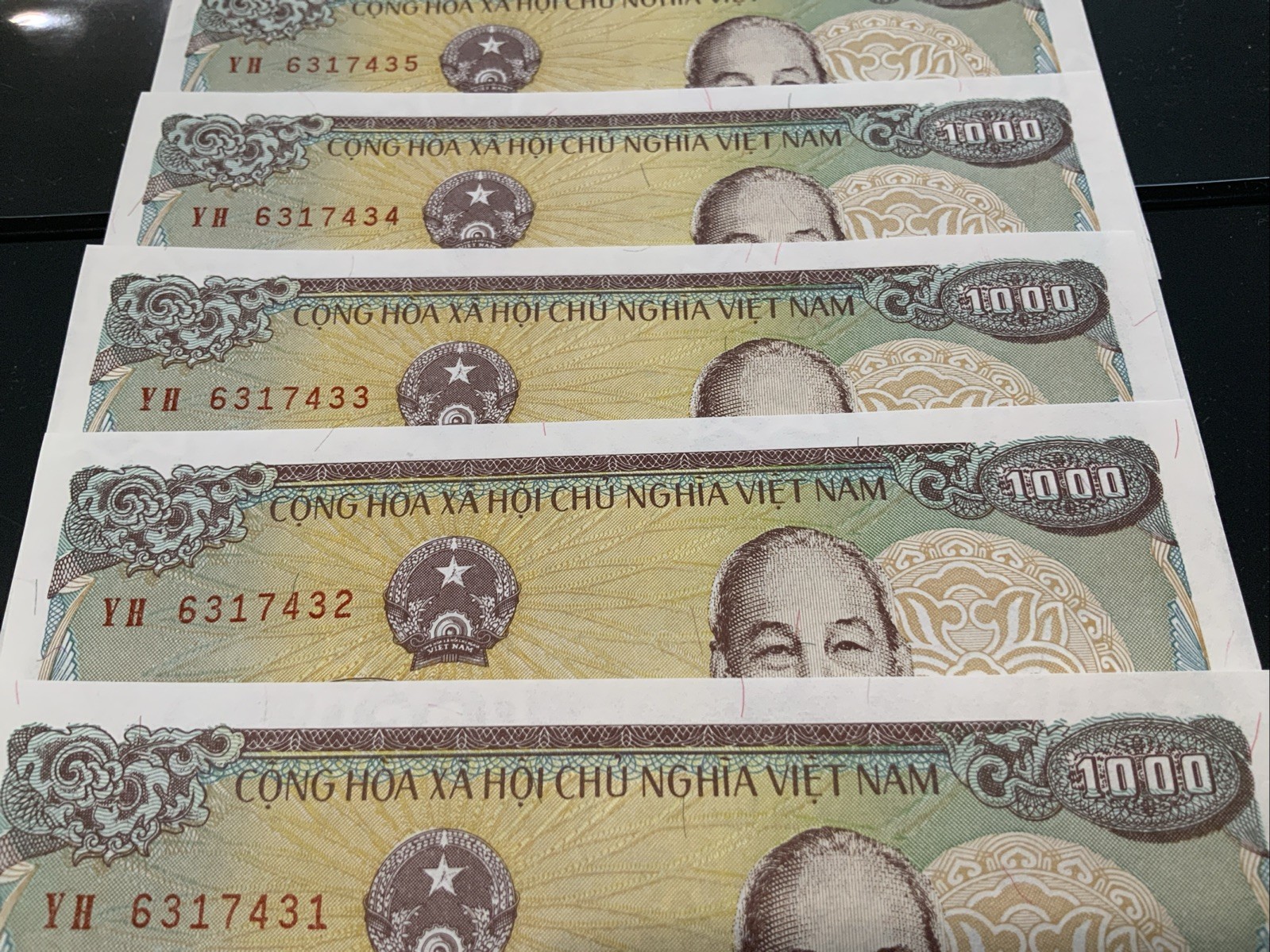 1988 1000 DONG HO CHI MINH VIETNAM CURRENCY FIVE IN SEQUENCE MINT CRISP