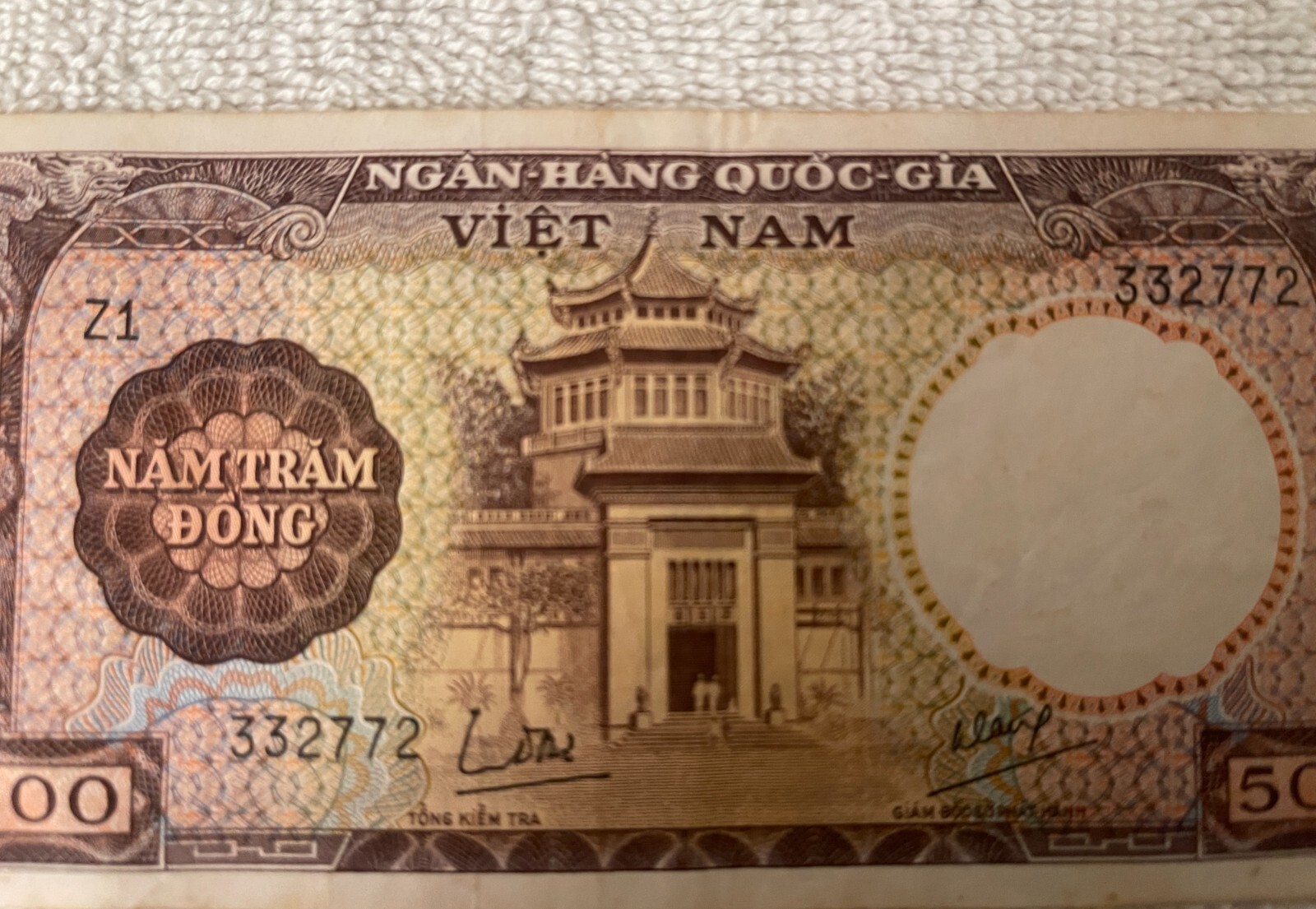 500 PIASTRES 24 AUGUST 1964 BANK NOTE FROM SOUTH VIETNAM