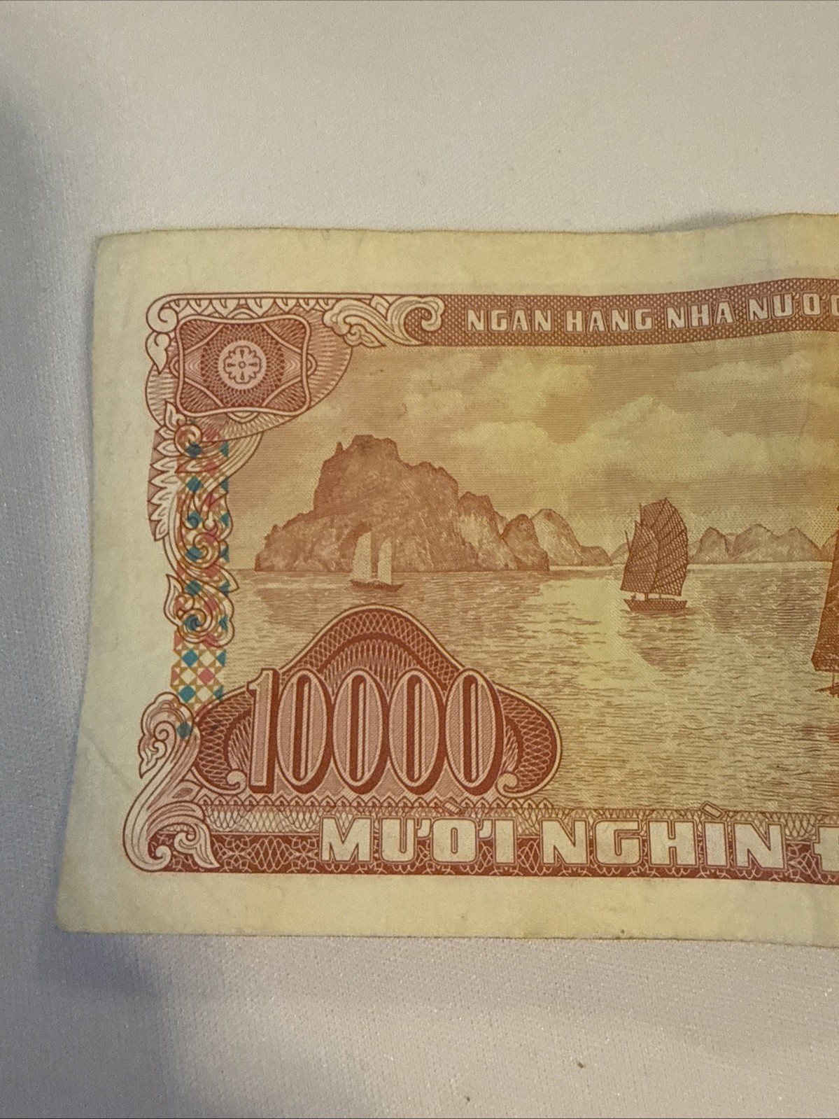 Vietnam (Vietnamese) 10000 (10,000) Dong, 1993 P-109 Ho Chi Minh Stains (Au)