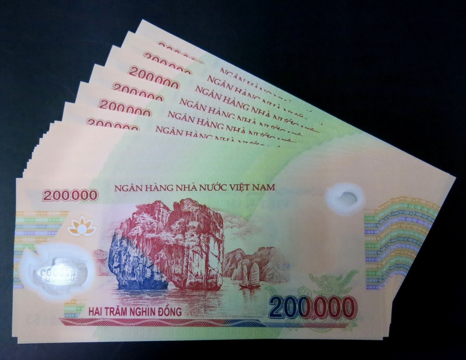 Vietnam 1 Million Dong = 200,000$ x 5 notes. UNC condition, Consecutive notes