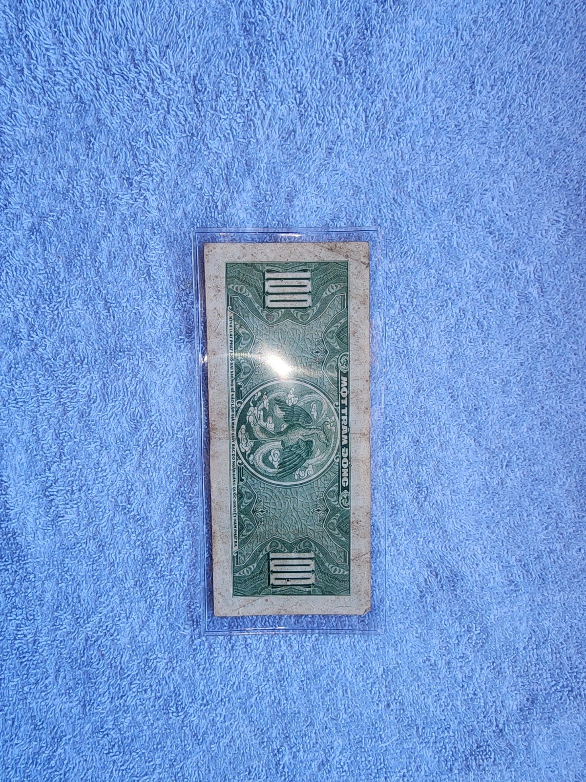 Vietnam 100 Dong Banknote Vintage Collectible Serie# AZ 187909