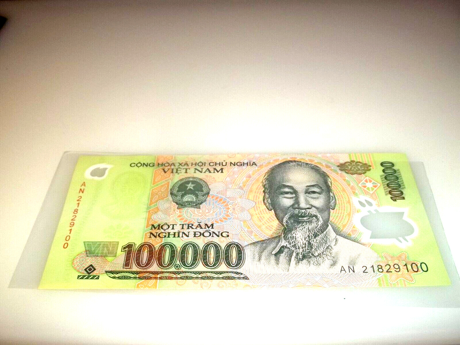 100,000 VIETNAM DONG ***UNCIRCULATED ***** BANKNOTE, POLYMER BILL,