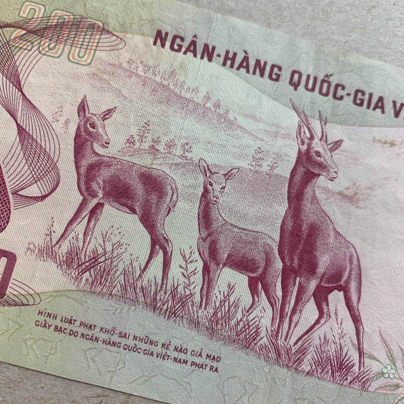 Antelopes – Vietnam South, 200 Dong Banknote ND (1972) Vietnamese Currency