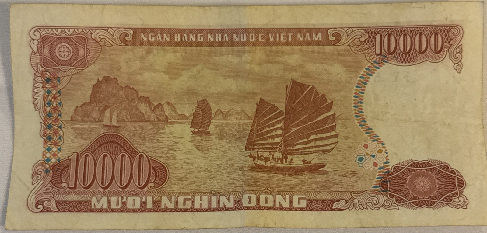 Vietnam (Vietnamese) 10000 (10,000) Dong, 1993 P-109 Ho Chi Minh Stains (Au)