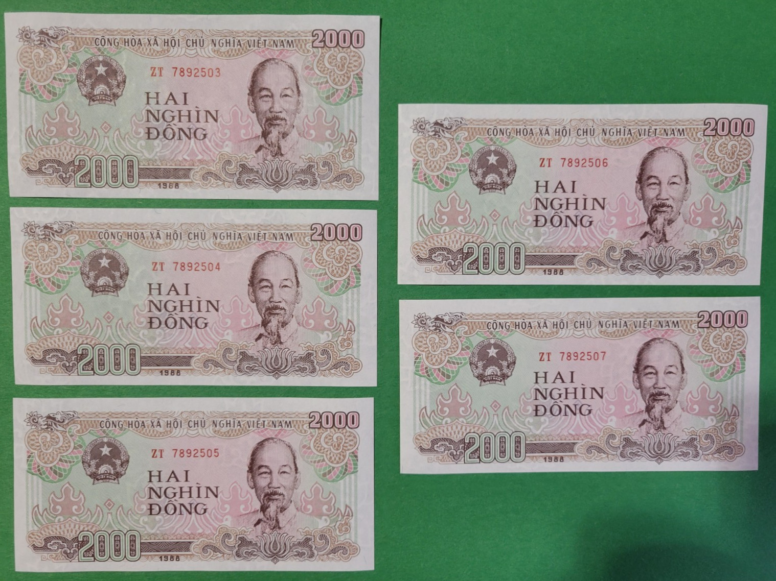 Vietnam 1988 2000 Dong (Consecutive S/N) Crisp UNC 5 Banknote Lot. Combined Ship