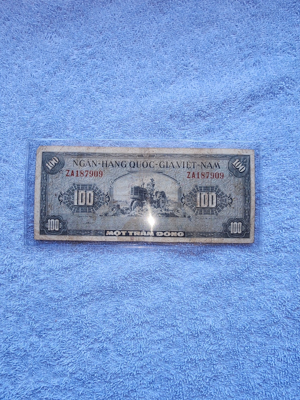 Vietnam 100 Dong Banknote Vintage Collectible Serie# AZ 187909