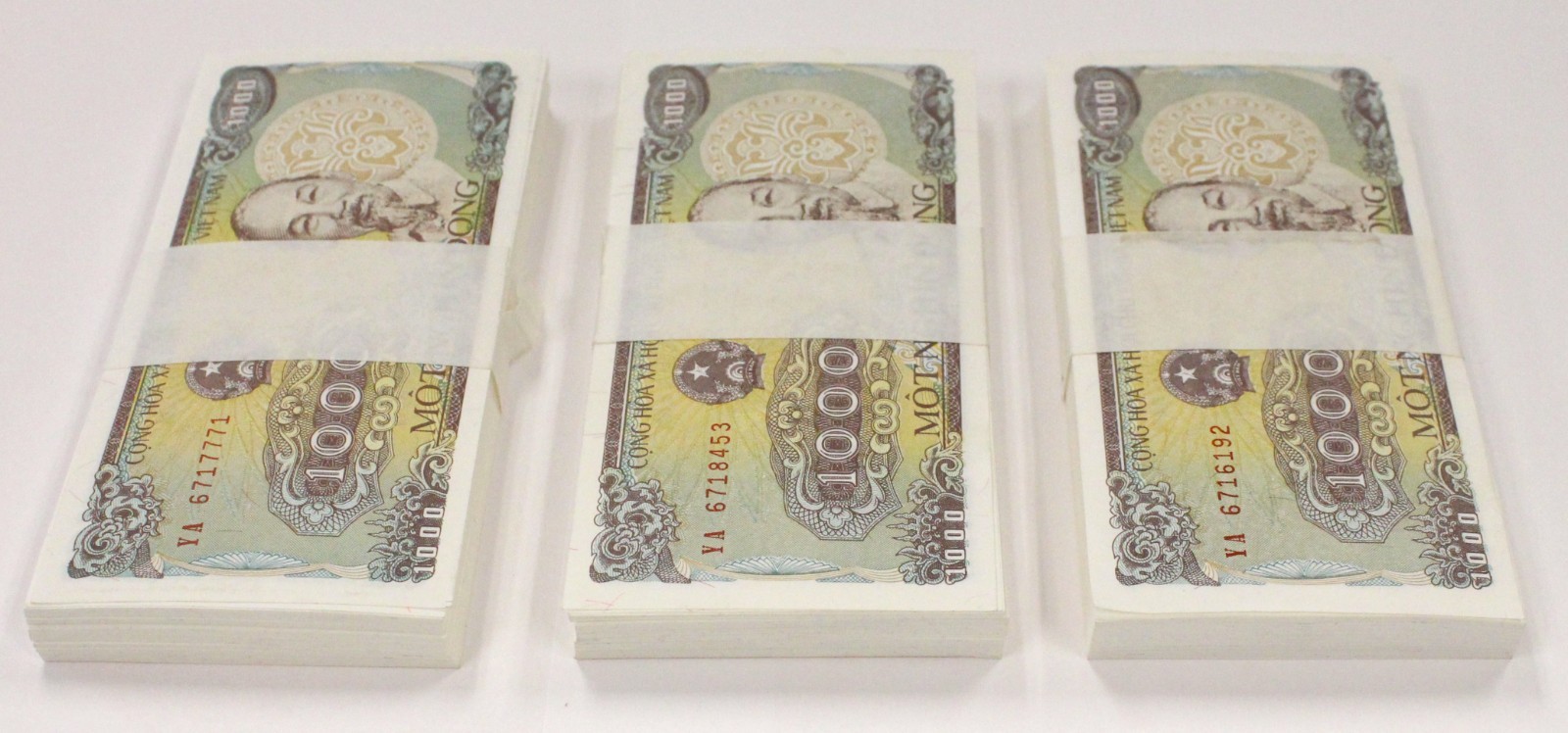 Lot of 300 – 1988 Vietnam 1000 Dong Paper Money Notes – Uncirculated