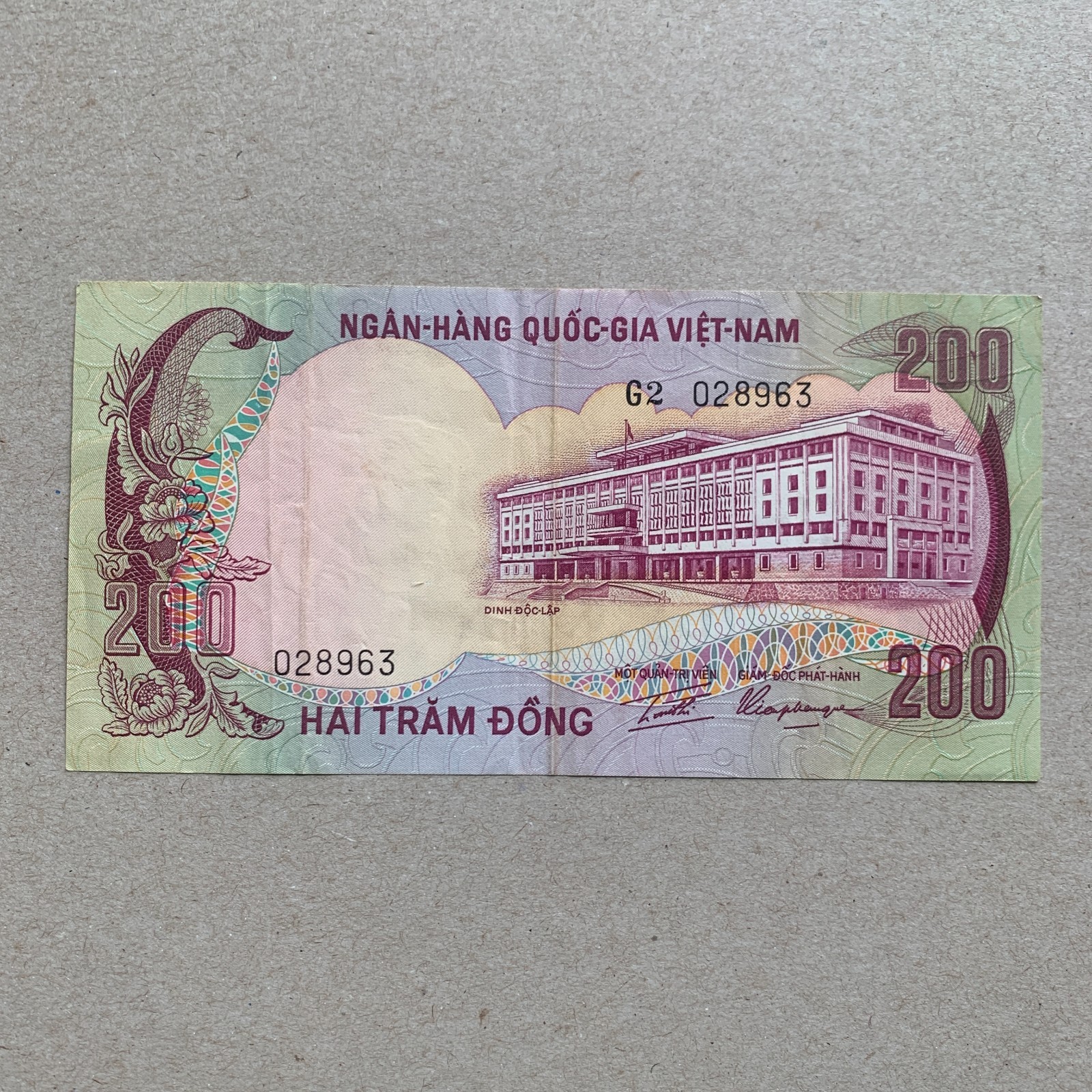 Antelopes – Vietnam South, 200 Dong Banknote ND (1972) Vietnamese Currency