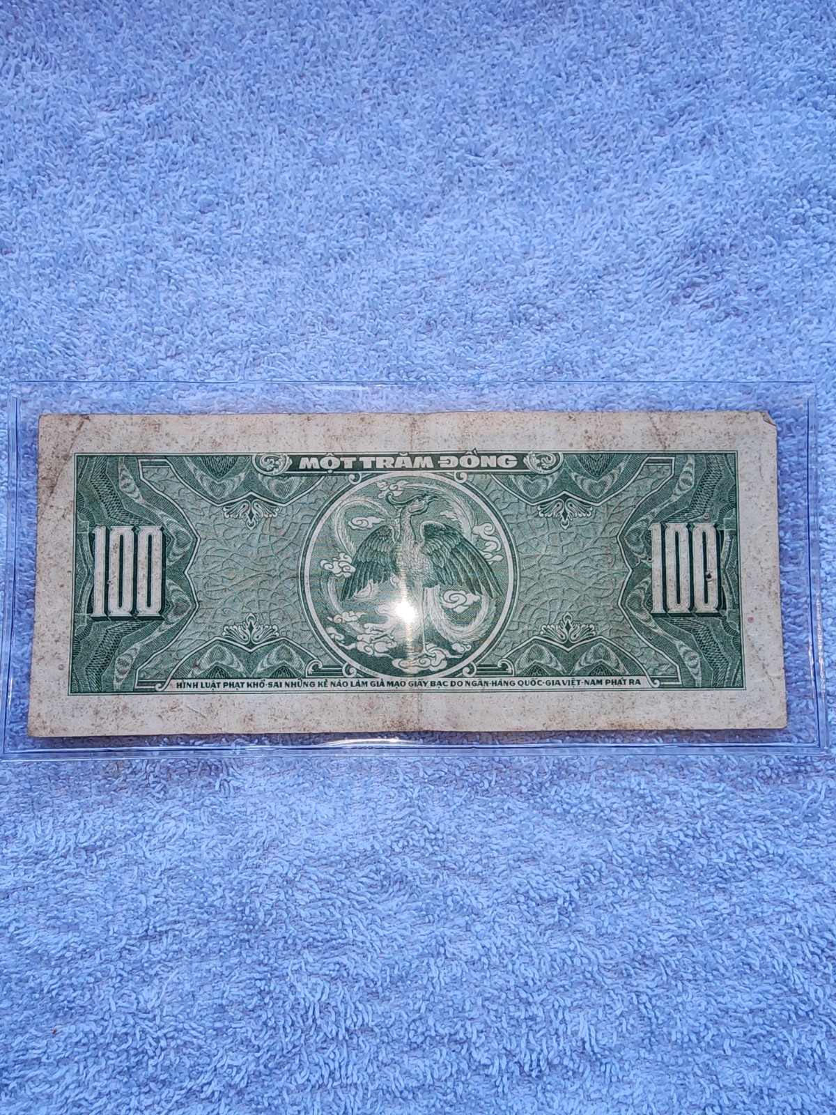 Vietnam 100 Dong Banknote Vintage Collectible Serie# AZ 187909
