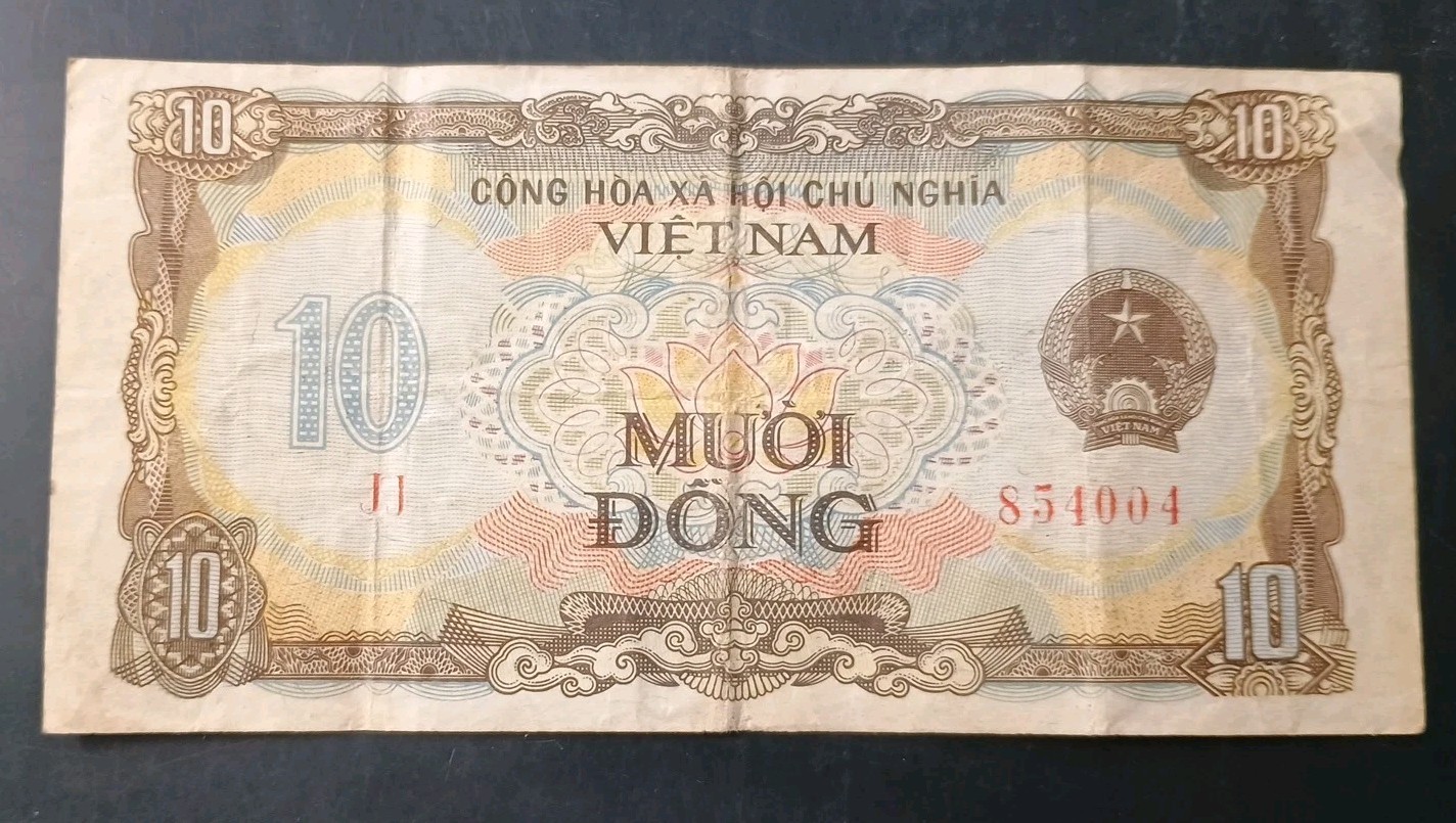 VIETNAM 10 dong 1980 P86a XF arms / house, trees