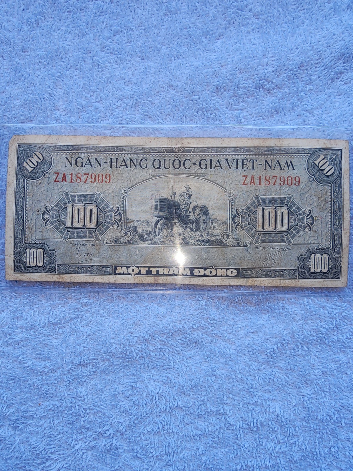 Vietnam 100 Dong Banknote Vintage Collectible Serie# AZ 187909