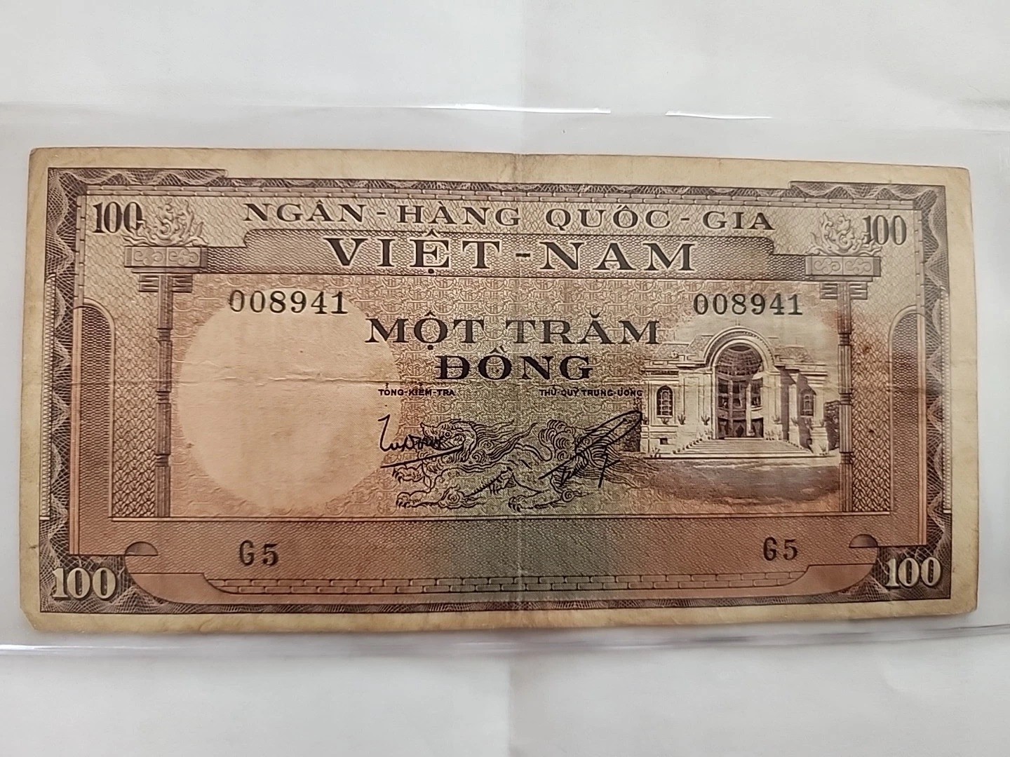 100 Vietnam Dong Banknote Collectible Currency 1965 Series # 008941