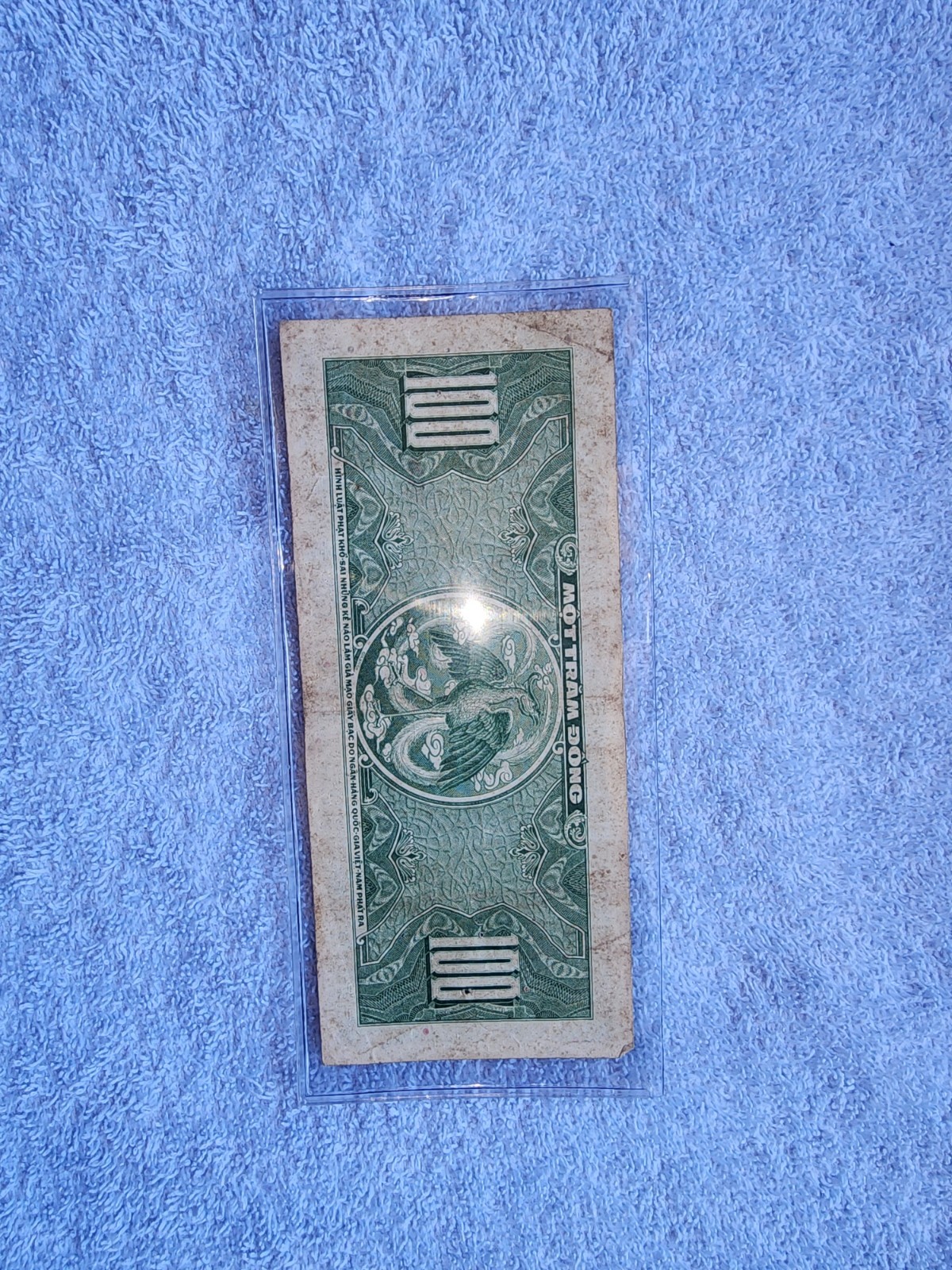 Vietnam 100 Dong Banknote Vintage Collectible Serie# AZ 187909