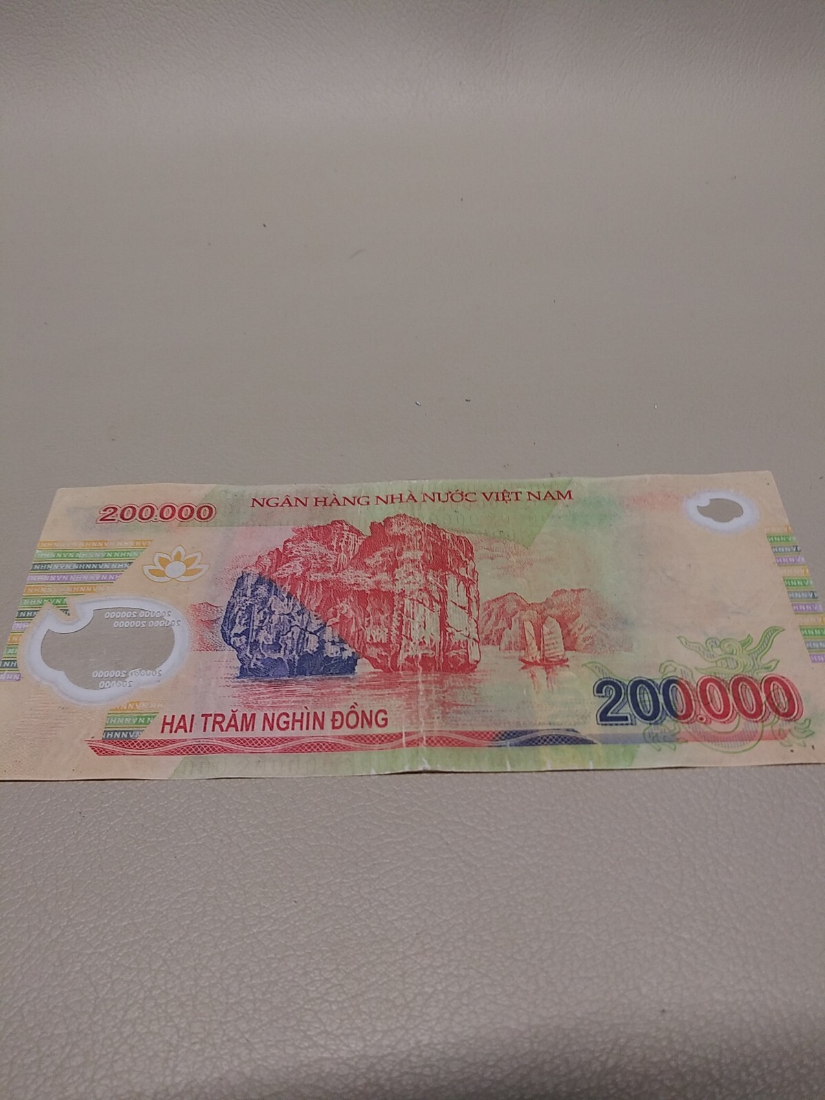 200,000 VIETNAM DONG Polymer Banknote, 200K VND Viet Nam Travel Cash (1pc)