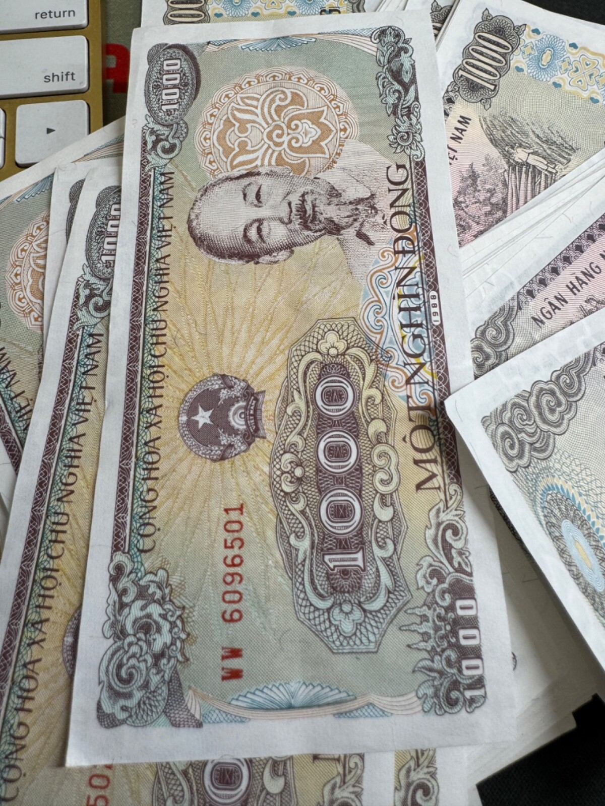 Authentic Vietnam 1000 Dong Banknote 1988, CIRCULATED Currency, P-106