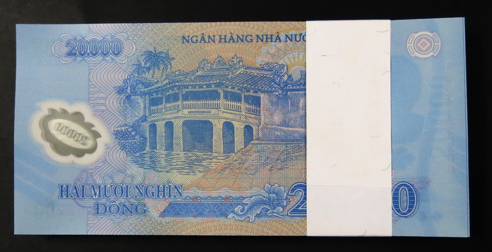 Vietnam 2024, Bundle of 100 notes x 20,000 Dong. Uncirculated condition. Gem UNC