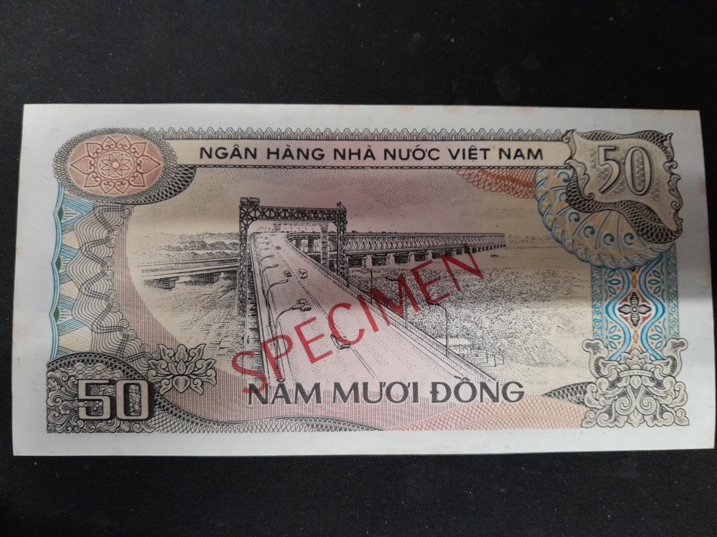 1985 VIETNAM 50 DONG SPECIMEN MINT UNCIRCULATED ,NOTE SAME AS PICTURED..