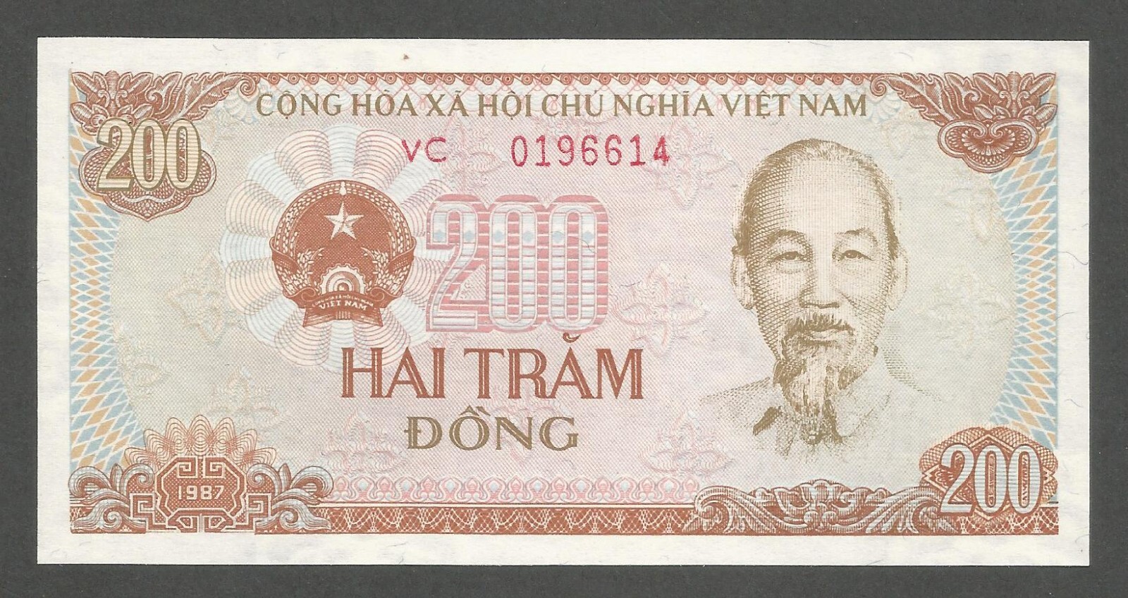 Vietnam 200 Dong 1987; UNC; P-100a; BNB-B328b; Tractor; Field; Serif prefix