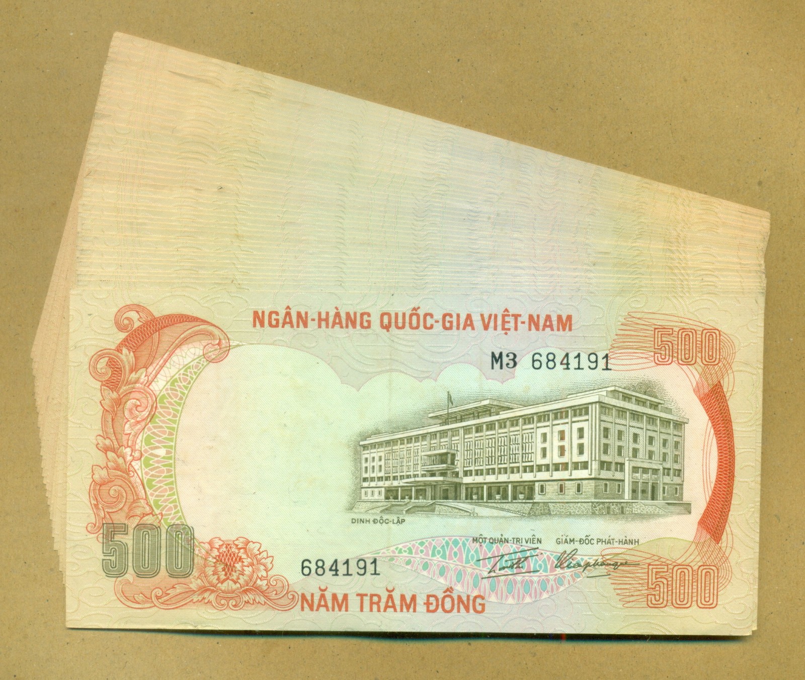 Vietnam South 1972 500 Dong P. 33a , Tiger notes, Lot of 39 notes High grade UNC