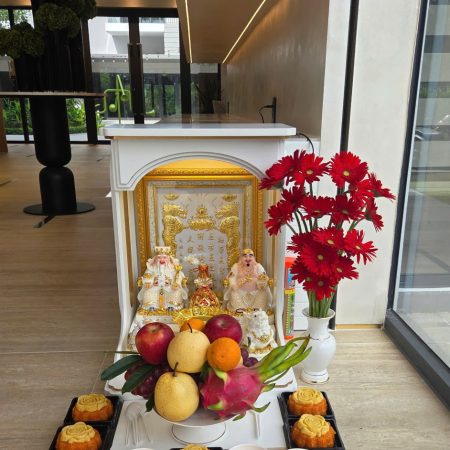 Bàn thờ ông địa màu trắng mệnh Kim - mệnh Thổ